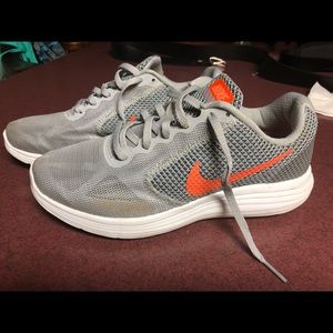 Women’s Nike tennis shoes
